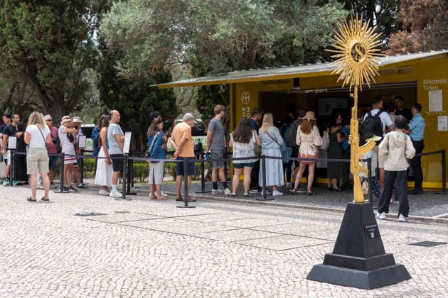 High Temperatures Continue In Lisbon Tourists wait in line near the statue TRUTH, VOICE AND PEACE, created by Greek visual artist Nikos Floros, during a period of high temperatures in Lisbon, Portugal, on July 11, 2026. Warm summer conditions continue across much of Portugal as prolonged above-average temperatures affect natural landscapes during the peak summer season. Lisbon Portugal  Copyright: xLuisxBozax originalFilename: boza-hightemp260711_npSxl.jpg