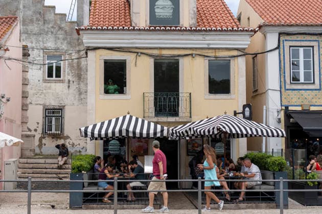 High Temperatures Continue In Lisbon People eat in a restaurant using shades during a period of high temperatures in Lisbon, Portugal, on July 11, 2026. Warm summer conditions continue across much of Portugal as prolonged above-average temperatures affect natural landscapes during the peak summer season. Lisbon Portugal  Copyright: xLuisxBozax originalFilename: boza-hightemp260711_npZuZ.jpg