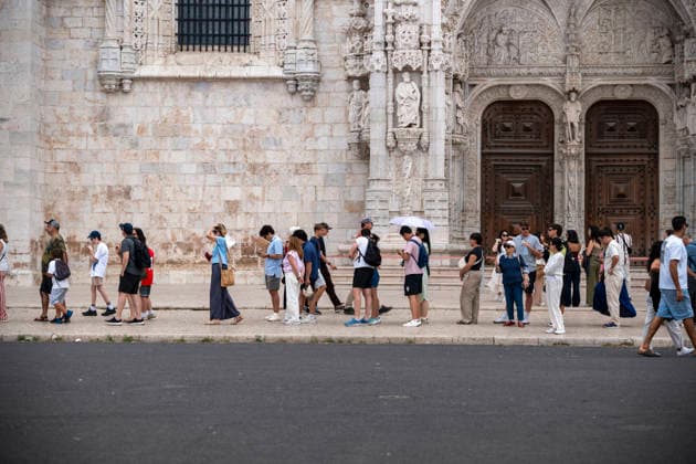 High Temperatures Continue In Lisbon People wait in line to enter the Monastery of Jeronimos while seeking shade from the sun during a period of high temperatures in Lisbon, Portugal, on July 11, 2026. Warm summer conditions continue across much of Portugal as prolonged above-average temperatures affect natural landscapes during the peak summer season. Lisbon Portugal  Copyright: xLuisxBozax originalFilename: boza-hightemp260711_np8nL.jpg