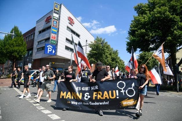 Gegendemo zum CSD einer rechtsextremen Partei ** NUR FÜR REDAKTIONELLE ZWECKE ** EDITORIAL USE ONLY **<p>Am Bahnhof startet eine Gegendemo zum CSD der rechtsextremen Partei Die Heimat, am Samstag, 11.07.2026 in Wesel. Deutschland NRW Wesel Copyright: MarkusxJoosten *** Counter-demonstration against a far-right party’s CSD ** FOR EDITORIAL USE ONLY ** EDITORIAL USE ONLY ** p A counter-demonstration against the CSD organized by the far-right party Die Heimat begins at the train station on Saturday, July 11, 2026, in Wesel, Germany (North Rhine-Westphalia). Copyright MarkusxJoosten Copyright: MarkusxJoosten doc86oblik7h77zd6n1gkt ,EDITORIAL USE ONLY