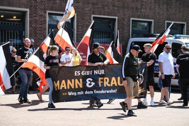 Gegendemo zum CSD einer rechtsextremen Partei ** NUR FÜR REDAKTIONELLE ZWECKE ** EDITORIAL USE ONLY **<p>Am Bahnhof startet eine Gegendemo zum CSD der rechtsextremen Partei Die Heimat, am Samstag, 11.07.2026 in Wesel. Deutschland NRW Wesel Copyright: MarkusxJoosten *** Counter-demonstration against a far-right party’s CSD ** FOR EDITORIAL USE ONLY ** EDITORIAL USE ONLY ** p A counter-demonstration against the CSD organized by the far-right party Die Heimat begins at the train station on Saturday, July 11, 2026, in Wesel, Germany (North Rhine-Westphalia). Copyright MarkusxJoosten Copyright: MarkusxJoosten doc86oblivblya158sg7ggp ,EDITORIAL USE ONLY