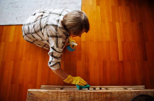ClelaninnnngDuusttttttty.jpg An elderly woman in casual clothes washes a wooden coffee table in the living room. A mature lady is cleaning the house. A pensioner in rubber gloves cleans the countertop. Top view. A cozy interior (License=RF) ,model released, Symbolfoto Copyright: xZoonar.com DashaxPetrenkox 23720191 ,model released, Symbolfoto ,property released
