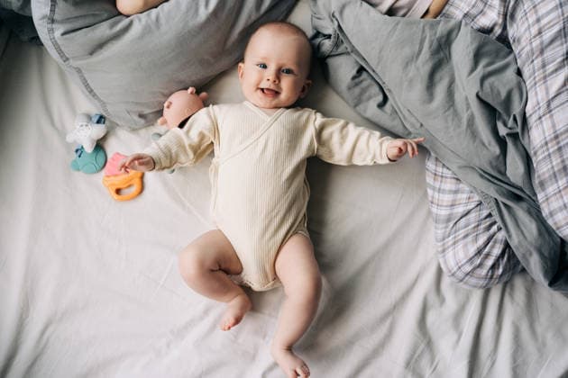 Fröhliches, glückliches Baby, das auf dem Bett liegt und die Kamera betrachtet. Cheerful happy baby lying on the bed and looking at the camera. (License=RF) ,model released, Symbolfoto Copyright: xZoonar.com TITOVAxILONAx 23832037 ,model released, Symbolfoto ,property released