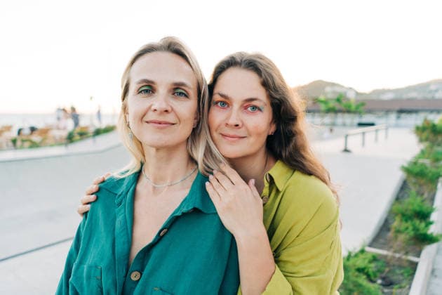 Porträt von zwei mittleren Frauen umarmen und Blick auf die Kamera lächeln. Portrait of two middle-aged women hugging and looking at the camera smiling. (License=RF) ,model released, Symbolfoto Copyright: xZoonar.com TITOVAxILONAx 23885644 ,model released, Symbolfoto ,property released