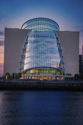 Creative Highlights World Beleuchtetes modernes Gebäude mit Glasfassade bei Nacht, am Ufer eines Flusses gelegen, The Convention Centre Dublin, Dublin, Irland Illuminated modern building with glass façade at night, situated on the banks of a river, The Convention Centre Dublin, Dublin, Ireland Copyright: imageBROKER ManuelxKamuf iblmlk18327266.jpg
