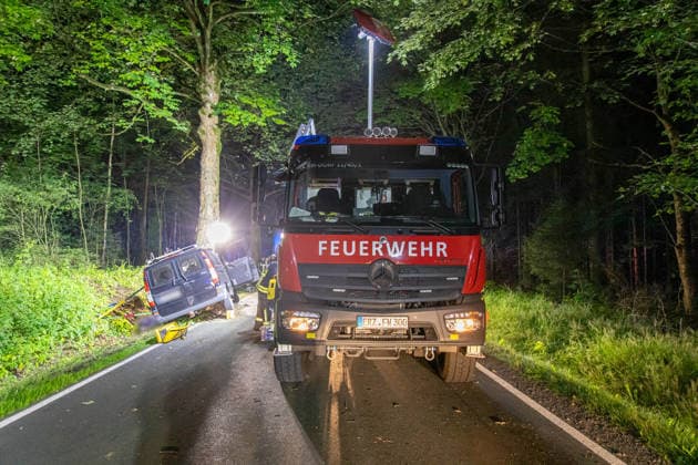 260712UnfallS222 News ID: EN 2026-07-12 Tödlicher Verkehrsunfall: Transporter kollidierte mit Straßenbaum - Fahrer im Fahrzeug eingeklemmt und an Unfallstelle verstorben Ehrenfriedersdorf. Auf der S222 zwischen dem Verkehrsknotenpunkt Mönchsbad und dem Abzweig nach Neundorf hat sich am Samstagabend ein schwerer Verkehrsunfall ereignet. Der Fahrer eines Mercedes Transporters war gegen 22 Uhr auf der S222 in Fahrtrichtung Ehrenfriedersdorf unterwegs. Aus noch ungeklärter Ursache geriet der Fahrer mit seinem Wagen auf gerader Strecke nach links von der Straße ab und kollidierte frontal mit einem Baum. Die Wucht des Aufpralls war so heftig, dass das Vorderrad der Beifahrerseite sowie weitere Fahrzeugteile herausgerissen und bis zu 30 Mete