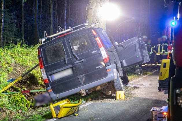 260712UnfallS222 News ID: EN 2026-07-12 Tödlicher Verkehrsunfall: Transporter kollidierte mit Straßenbaum - Fahrer im Fahrzeug eingeklemmt und an Unfallstelle verstorben Ehrenfriedersdorf. Auf der S222 zwischen dem Verkehrsknotenpunkt Mönchsbad und dem Abzweig nach Neundorf hat sich am Samstagabend ein schwerer Verkehrsunfall ereignet. Der Fahrer eines Mercedes Transporters war gegen 22 Uhr auf der S222 in Fahrtrichtung Ehrenfriedersdorf unterwegs. Aus noch ungeklärter Ursache geriet der Fahrer mit seinem Wagen auf gerader Strecke nach links von der Straße ab und kollidierte frontal mit einem Baum. Die Wucht des Aufpralls war so heftig, dass das Vorderrad der Beifahrerseite sowie weitere Fahrzeugteile herausgerissen und bis zu 30 Mete