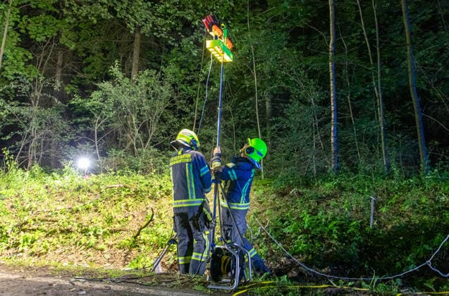260712UnfallS222 News ID: EN 2026-07-12 Tödlicher Verkehrsunfall: Transporter kollidierte mit Straßenbaum - Fahrer im Fahrzeug eingeklemmt und an Unfallstelle verstorben Ehrenfriedersdorf. Auf der S222 zwischen dem Verkehrsknotenpunkt Mönchsbad und dem Abzweig nach Neundorf hat sich am Samstagabend ein schwerer Verkehrsunfall ereignet. Der Fahrer eines Mercedes Transporters war gegen 22 Uhr auf der S222 in Fahrtrichtung Ehrenfriedersdorf unterwegs. Aus noch ungeklärter Ursache geriet der Fahrer mit seinem Wagen auf gerader Strecke nach links von der Straße ab und kollidierte frontal mit einem Baum. Die Wucht des Aufpralls war so heftig, dass das Vorderrad der Beifahrerseite sowie weitere Fahrzeugteile herausgerissen und bis zu 30 Mete