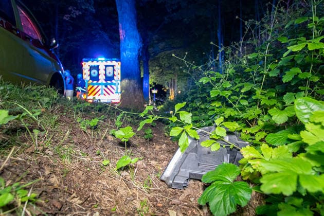 260712UnfallS222 News ID: EN 2026-07-12 Tödlicher Verkehrsunfall: Transporter kollidierte mit Straßenbaum - Fahrer im Fahrzeug eingeklemmt und an Unfallstelle verstorben Ehrenfriedersdorf. Auf der S222 zwischen dem Verkehrsknotenpunkt Mönchsbad und dem Abzweig nach Neundorf hat sich am Samstagabend ein schwerer Verkehrsunfall ereignet. Der Fahrer eines Mercedes Transporters war gegen 22 Uhr auf der S222 in Fahrtrichtung Ehrenfriedersdorf unterwegs. Aus noch ungeklärter Ursache geriet der Fahrer mit seinem Wagen auf gerader Strecke nach links von der Straße ab und kollidierte frontal mit einem Baum. Die Wucht des Aufpralls war so heftig, dass das Vorderrad der Beifahrerseite sowie weitere Fahrzeugteile herausgerissen und bis zu 30 Mete