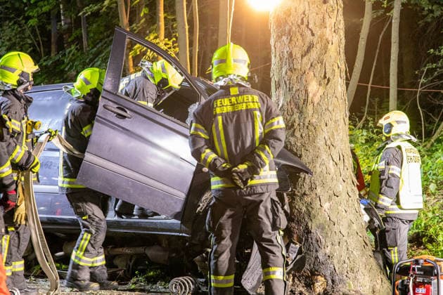 260712UnfallS222 News ID: EN 2026-07-12 Tödlicher Verkehrsunfall: Transporter kollidierte mit Straßenbaum - Fahrer im Fahrzeug eingeklemmt und an Unfallstelle verstorben Ehrenfriedersdorf. Auf der S222 zwischen dem Verkehrsknotenpunkt Mönchsbad und dem Abzweig nach Neundorf hat sich am Samstagabend ein schwerer Verkehrsunfall ereignet. Der Fahrer eines Mercedes Transporters war gegen 22 Uhr auf der S222 in Fahrtrichtung Ehrenfriedersdorf unterwegs. Aus noch ungeklärter Ursache geriet der Fahrer mit seinem Wagen auf gerader Strecke nach links von der Straße ab und kollidierte frontal mit einem Baum. Die Wucht des Aufpralls war so heftig, dass das Vorderrad der Beifahrerseite sowie weitere Fahrzeugteile herausgerissen und bis zu 30 Mete
