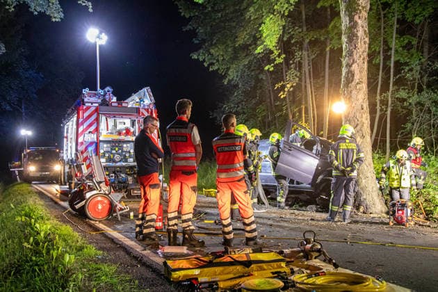 260712UnfallS222 News ID: EN 2026-07-12 Tödlicher Verkehrsunfall: Transporter kollidierte mit Straßenbaum - Fahrer im Fahrzeug eingeklemmt und an Unfallstelle verstorben Ehrenfriedersdorf. Auf der S222 zwischen dem Verkehrsknotenpunkt Mönchsbad und dem Abzweig nach Neundorf hat sich am Samstagabend ein schwerer Verkehrsunfall ereignet. Der Fahrer eines Mercedes Transporters war gegen 22 Uhr auf der S222 in Fahrtrichtung Ehrenfriedersdorf unterwegs. Aus noch ungeklärter Ursache geriet der Fahrer mit seinem Wagen auf gerader Strecke nach links von der Straße ab und kollidierte frontal mit einem Baum. Die Wucht des Aufpralls war so heftig, dass das Vorderrad der Beifahrerseite sowie weitere Fahrzeugteile herausgerissen und bis zu 30 Mete