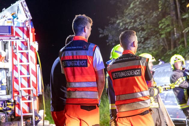 260712UnfallS222 News ID: EN 2026-07-12 Tödlicher Verkehrsunfall: Transporter kollidierte mit Straßenbaum - Fahrer im Fahrzeug eingeklemmt und an Unfallstelle verstorben Ehrenfriedersdorf. Auf der S222 zwischen dem Verkehrsknotenpunkt Mönchsbad und dem Abzweig nach Neundorf hat sich am Samstagabend ein schwerer Verkehrsunfall ereignet. Der Fahrer eines Mercedes Transporters war gegen 22 Uhr auf der S222 in Fahrtrichtung Ehrenfriedersdorf unterwegs. Aus noch ungeklärter Ursache geriet der Fahrer mit seinem Wagen auf gerader Strecke nach links von der Straße ab und kollidierte frontal mit einem Baum. Die Wucht des Aufpralls war so heftig, dass das Vorderrad der Beifahrerseite sowie weitere Fahrzeugteile herausgerissen und bis zu 30 Mete