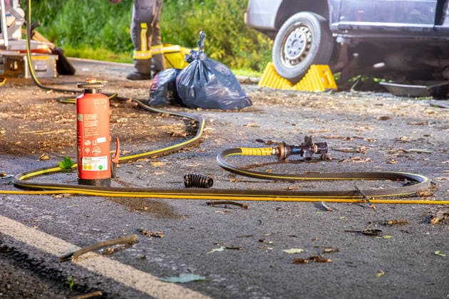 260712UnfallS222 News ID: EN 2026-07-12 Tödlicher Verkehrsunfall: Transporter kollidierte mit Straßenbaum - Fahrer im Fahrzeug eingeklemmt und an Unfallstelle verstorben Ehrenfriedersdorf. Auf der S222 zwischen dem Verkehrsknotenpunkt Mönchsbad und dem Abzweig nach Neundorf hat sich am Samstagabend ein schwerer Verkehrsunfall ereignet. Der Fahrer eines Mercedes Transporters war gegen 22 Uhr auf der S222 in Fahrtrichtung Ehrenfriedersdorf unterwegs. Aus noch ungeklärter Ursache geriet der Fahrer mit seinem Wagen auf gerader Strecke nach links von der Straße ab und kollidierte frontal mit einem Baum. Die Wucht des Aufpralls war so heftig, dass das Vorderrad der Beifahrerseite sowie weitere Fahrzeugteile herausgerissen und bis zu 30 Mete