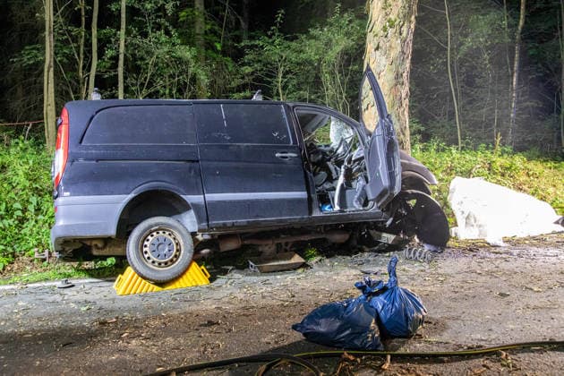 260712UnfallS222 News ID: EN 2026-07-12 Tödlicher Verkehrsunfall: Transporter kollidierte mit Straßenbaum - Fahrer im Fahrzeug eingeklemmt und an Unfallstelle verstorben Ehrenfriedersdorf. Auf der S222 zwischen dem Verkehrsknotenpunkt Mönchsbad und dem Abzweig nach Neundorf hat sich am Samstagabend ein schwerer Verkehrsunfall ereignet. Der Fahrer eines Mercedes Transporters war gegen 22 Uhr auf der S222 in Fahrtrichtung Ehrenfriedersdorf unterwegs. Aus noch ungeklärter Ursache geriet der Fahrer mit seinem Wagen auf gerader Strecke nach links von der Straße ab und kollidierte frontal mit einem Baum. Die Wucht des Aufpralls war so heftig, dass das Vorderrad der Beifahrerseite sowie weitere Fahrzeugteile herausgerissen und bis zu 30 Mete