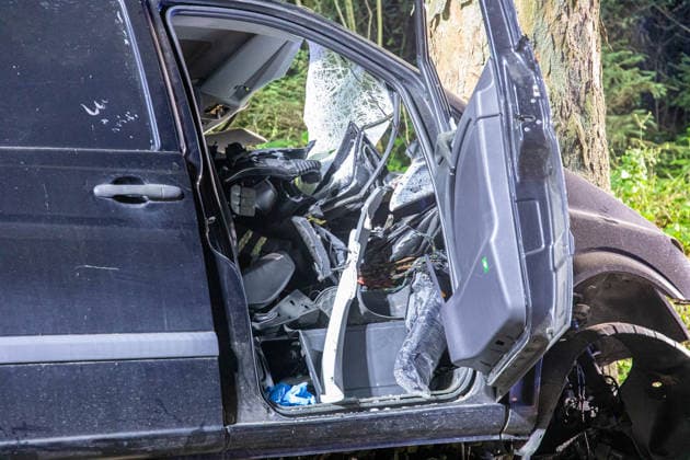 260712UnfallS222 News ID: EN 2026-07-12 Tödlicher Verkehrsunfall: Transporter kollidierte mit Straßenbaum - Fahrer im Fahrzeug eingeklemmt und an Unfallstelle verstorben Ehrenfriedersdorf. Auf der S222 zwischen dem Verkehrsknotenpunkt Mönchsbad und dem Abzweig nach Neundorf hat sich am Samstagabend ein schwerer Verkehrsunfall ereignet. Der Fahrer eines Mercedes Transporters war gegen 22 Uhr auf der S222 in Fahrtrichtung Ehrenfriedersdorf unterwegs. Aus noch ungeklärter Ursache geriet der Fahrer mit seinem Wagen auf gerader Strecke nach links von der Straße ab und kollidierte frontal mit einem Baum. Die Wucht des Aufpralls war so heftig, dass das Vorderrad der Beifahrerseite sowie weitere Fahrzeugteile herausgerissen und bis zu 30 Mete