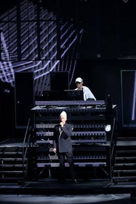 Neil Tennant (vorn) und Chris Lowe (hinten) von der Band Pet Shop Boys bei einem Konzert in der Waldbühne in Berlin, 11. Juli 2026. Pet Shop Boys Konzert Berlin *** Neil Tennant in the front and Chris Lowe in the back, members of the band Pet Shop Boys, at a concert at the Waldbühne in Berlin, July 11, 2026 Pet Shop Boys Concert Berlin