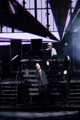 Neil Tennant (vorn) und Chris Lowe (hinten) von der Band Pet Shop Boys bei einem Konzert in der Waldbühne in Berlin, 11. Juli 2026. Pet Shop Boys Konzert Berlin *** Neil Tennant in the front and Chris Lowe in the back, members of the band Pet Shop Boys, at a concert at the Waldbühne in Berlin, July 11, 2026 Pet Shop Boys Concert Berlin