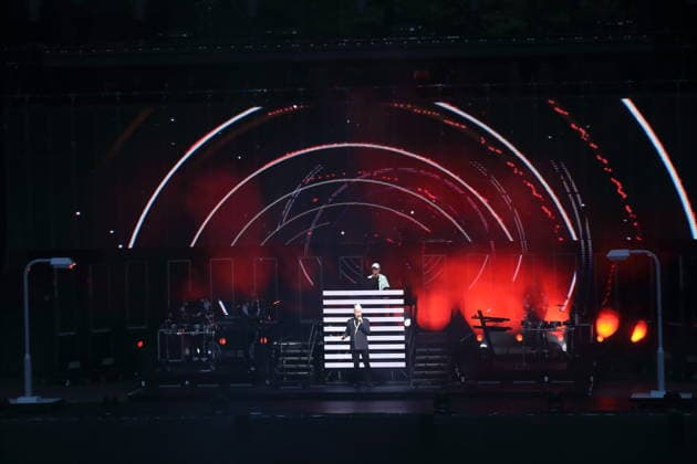 Neil Tennant (vorn) und Chris Lowe (hinten) von der Band Pet Shop Boys bei einem Konzert in der Waldbühne in Berlin, 11. Juli 2026. Pet Shop Boys Konzert Berlin *** Neil Tennant in the front and Chris Lowe in the back, members of the band Pet Shop Boys, at a concert at the Waldbühne in Berlin, July 11, 2026 Pet Shop Boys Concert Berlin