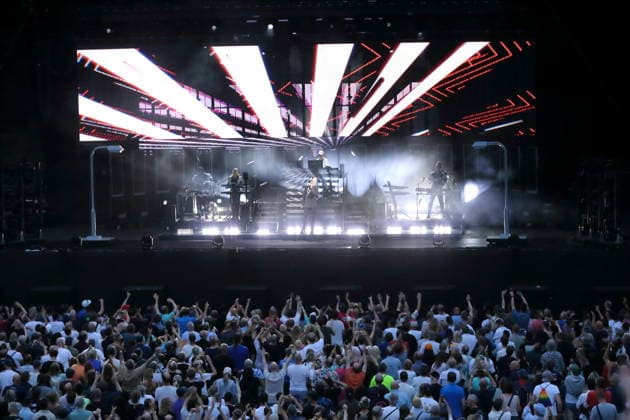 Neil Tennant (vorn) und Chris Lowe (hinten) von der Band Pet Shop Boys bei einem Konzert in der Waldbühne in Berlin, 11. Juli 2026. Pet Shop Boys Konzert Berlin *** Neil Tennant in the front and Chris Lowe in the back, members of the band Pet Shop Boys, at a concert at the Waldbühne in Berlin, July 11, 2026 Pet Shop Boys Concert Berlin