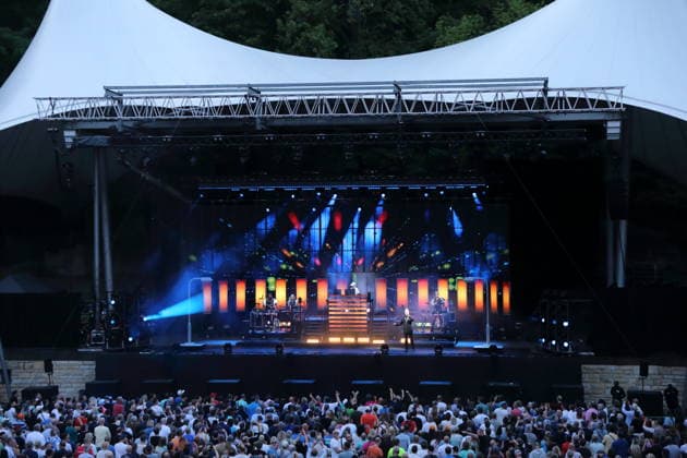 Neil Tennant (vorn rechts) und Chris Lowe (hinten mittig) von der Band Pet Shop Boys bei einem Konzert in der Waldbühne in Berlin, 11. Juli 2026. Pet Shop Boys Konzert Berlin *** Neil Tennant (front right) and Chris Lowe (back center) of the band Pet Shop Boys at a concert at the Waldbühne in Berlin, July 11, 2026 Pet Shop Boys Concert Berlin