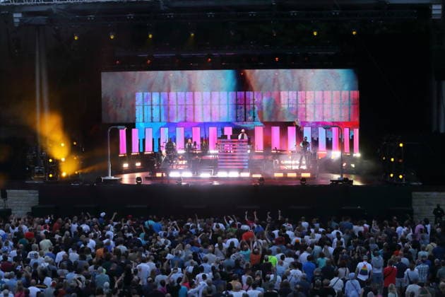 Neil Tennant (vorn links) und Chris Lowe (hinten mittig) von der Band Pet Shop Boys bei einem Konzert in der Waldbühne in Berlin, 11. Juli 2026. Pet Shop Boys Konzert Berlin *** Neil Tennant (front left) and Chris Lowe (back center) of the band Pet Shop Boys at a concert at the Waldbühne in Berlin, July 11, 2026 Pet Shop Boys Concert Berlin