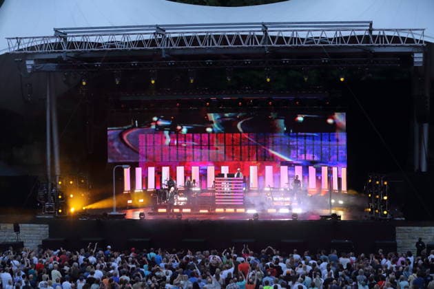 Neil Tennant (vorn links) und Chris Lowe (hinten mittig) von der Band Pet Shop Boys bei einem Konzert in der Waldbühne in Berlin, 11. Juli 2026. Pet Shop Boys Konzert Berlin *** Neil Tennant (front left) and Chris Lowe (back center) of the band Pet Shop Boys at a concert at the Waldbühne in Berlin, July 11, 2026 Pet Shop Boys Concert Berlin