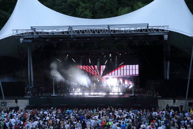Neil Tennant (vorn) und Chris Lowe (hinten) von der Band Pet Shop Boys bei einem Konzert in der Waldbühne in Berlin, 11. Juli 2026. Pet Shop Boys Konzert Berlin *** Neil Tennant in the front and Chris Lowe in the back, members of the band Pet Shop Boys, at a concert at the Waldbühne in Berlin, July 11, 2026 Pet Shop Boys Concert Berlin