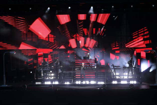 Neil Tennant (vorn) und Chris Lowe (hinten) von der Band Pet Shop Boys bei einem Konzert in der Waldbühne in Berlin, 11. Juli 2026. Pet Shop Boys Konzert Berlin *** Neil Tennant in the front and Chris Lowe in the back, members of the band Pet Shop Boys, at a concert at the Waldbühne in Berlin, July 11, 2026 Pet Shop Boys Concert Berlin