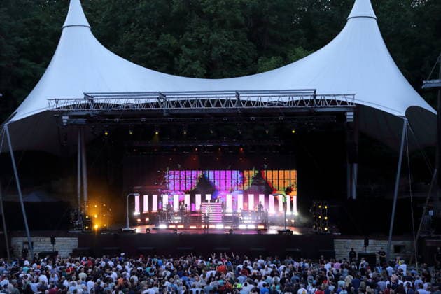Neil Tennant (vorn) und Chris Lowe (hinten) von der Band Pet Shop Boys bei einem Konzert in der Waldbühne in Berlin, 11. Juli 2026. Pet Shop Boys Konzert Berlin *** Neil Tennant in the front and Chris Lowe in the back, members of the band Pet Shop Boys, at a concert at the Waldbühne in Berlin, July 11, 2026 Pet Shop Boys Concert Berlin