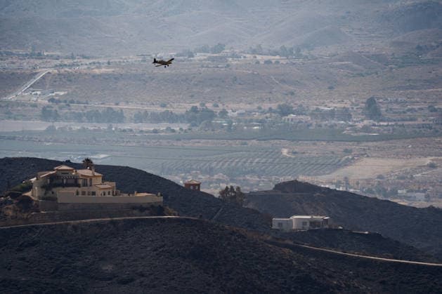 At least 12 dead in Los Gallardos wildfire in Almería, southern Spain - 11 Jul 2026 A firefighting aircraft flies over a residential area burned by the Los Gallardos wildfire. The Los Gallardos wildfire in Almería, Spain, has left 12 people dead, 7 people missing, and more than 6,000 hectares burned. On the ground, around 540 personnel deployed by the Spanish Government are involved in the response, including members of the Civil Guard, Civil Protection, and the Military Emergency Unit (UME). Los Gallardos Spain Copyright: xFrancisxGonzalezx xSOPAxImagesx INCENDIO-ALMERIA-20260711-FRANCIS-026