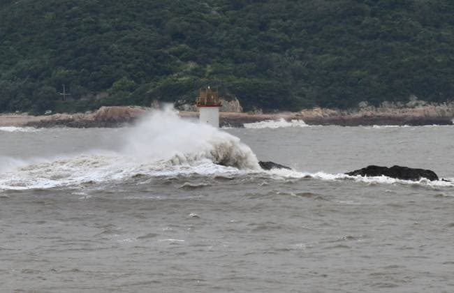 NINGDE, CHINA - JULY 11: High waves splash as Typhoon Bavi, the ninth typhoon of the year, approaches on July 11, 2026 in Ningde, Fujian Province of China. The city Ningde upgraded typhoon emergency response to Level I at 9:30 a.m. on July 11 as Typhoon Bavi nears China s east coast.  Copyright: xChinaxNewsxServicex 111653655820