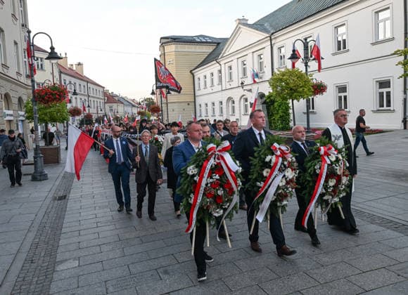 Poland Commemorates 83rd Anniversary Of Volhynia Genocide RZESZOW, POLAND - JULY 11: Local organizers carrying commemorative wreaths lead a procession organized by nationalist groups including Oboz Narodowo-Radykalny (ONR) during a solemn commemoration on July 11, 2026, in Rzeszow, Poland. The march marks the 83rd anniversary of Bloody Sunday to honor over 100,000 Polish civilians tortured and murdered by the Ukrainian Insurgent Army (UPA) and the Organization of Ukrainian Nationalists (OUN-B) across Volhynia and Eastern Galicia between 1943 and 1947. Rzeszow Poland  Copyright: xArturxWidakx originalFilename: widak-polandma260711_npTT1.jpg