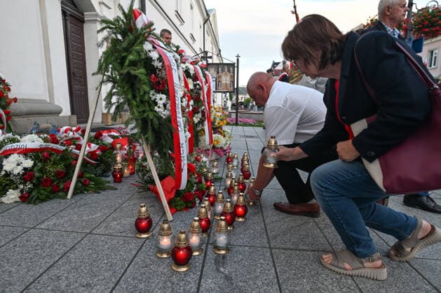 Poland Commemorates 83rd Anniversary Of Volhynia Genocide RZESZOW, POLAND - JULY 11: Participants place commemorative candles and floral wreaths beneath a memorial plaque dedicated to the Volhynia massacre victims outside the Church of the Holy Cross on 3 Maja Street (3-May Street) during a solemn commemoration on July 11, 2026, in Rzeszow, Poland. The tribute, organized by nationalist groups including Oboz Narodowo-Radykalny (ONR), marks the 83rd anniversary of Bloody Sunday to honor over 100,000 Polish civilians tortured and murdered by the Ukrainian Insurgent Army (UPA) and the Organization of Ukrainian Nationalists (OUN-B) across Volhynia and Eastern Galicia between 1943 and 1947. Rzeszow Poland  Copyright: xArturxWidakx originalFilename: widak-polandma260711_npxIT.jpg