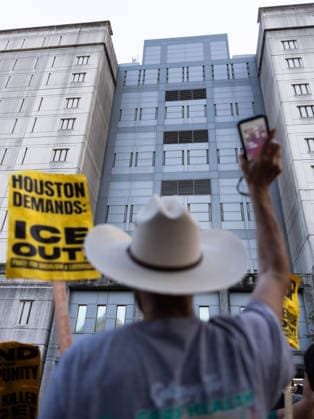 July 11, 2026, Houston, Texas, USA: Protesters gather in front of the Federal Detention Center in Downtown Houston to protest against U.S. Immigration and Customs Enforcement (ICE) after Lorenzo Salgado Araujo was fatally shot by an ICE agent during an attempted immigration enforcement operation, an incident that has prompted calls from community leaders and elected officials for an independent investigation, Saturday, July 11, in Houston, Texas. Houston USA  - ZUMAg287 20260711_zsp_g287_003 Copyright: xMatthewxGuzmanx