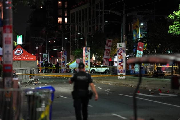 2 killed, 5 wounded in Toronto street festival shooting TORONTO, CANADA - JULY 11 : Toronto Police stand guard on St. Clair Avenue West near Arlington Avenue in Toronto, Ontario, Canada on July 11, 2026. Two people were killed and five wounded in a shooting near Canada s largest Latin street festival Saturday, according to police, who urged the public to avoid the area as officers continued their investigation. Mert Alper Dervis Anadolu Ontario Canada. Editorial use only. Please get in touch for any other usage.  Copyright: x2026xAnadoluxMertxAlperxDervÄ±Åüx