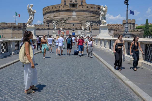 July 11, 2026, Rome, Italy: Tourists on Ponte Sant Angelo in the hottest hours of a day when Italy is trapped in the grip of the July heat in Rome. After the storms of the past few days, a new wave of intense heat is expected across Italy. The subtropical anticyclone will once again dominate the Italian weather landscape, paving the way for a new phase of intense heat destined to affect much of the country for the entire next week. Rome Italy  - ZUMAv147 20260711_zip_v147_008 Copyright: xMarcelloxValerix