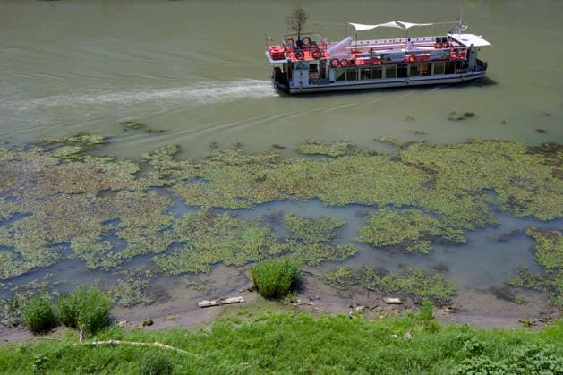 July 11, 2026, Rome, Italy: The low water level reveals some waste as a boat travels along a stretch of the Tiber during the hottest hours of the day when Italy is trapped in the grip of the July heat in Rome. After the storms of the past few days, a new wave of intense heat is expected across Italy. The subtropical anticyclone will once again dominate the Italian weather landscape, paving the way for a new phase of intense heat destined to affect much of the country for the entire next week. Rome Italy  - ZUMAv147 20260711_zip_v147_010 Copyright: xMarcelloxValerix
