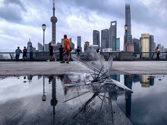 News Bilder des Tages SHANGHAI, CHINA - JULY 12: Broken umbrella is seen on the Bund as Typhoon Bavi brings strong wind to city Shanghai on July 12, 2026 in Shanghai, China. The number of tourists decreased significantly due to the severe weather conditions.  Copyright: xVCGx 111653809691