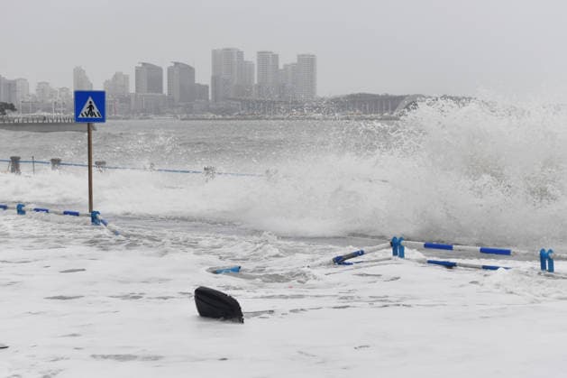 The waves stirred up by Typhoon Bavi on the coast of Aomen Road in Shinan District, Qingdao City, Shandong Province, China on July 12, 2026. Qingdao Shandong China  Copyright: xCFOTOx i1783876253548