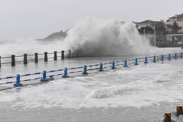 The waves stirred up by Typhoon Bavi on the coast of Aomen Road in Shinan District, Qingdao City, Shandong Province, China on July 12, 2026. Qingdao Shandong China  Copyright: xCFOTOx i1783876254607