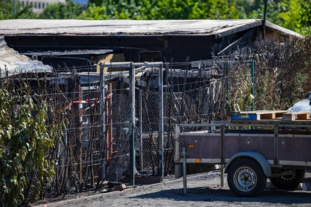 Ein Toter nach Gartenhüttenbrand Am 11.07.2026 geriet gegen 21:50 Uhr eine Gartenhütte eines Kleingartenvereins im Bereich der Mainzer Landstraße in Frankfurt am Main in Vollbrand. Die Feuerwehr löschte das Feuer und fand dabei eine leblose Person, für die jede Hilfe zu spät kam. Die Kriminalpolizei übernahm die Ermittlungen zur Identifizierung der Person sowie zur Brandursache. Frankfurt am Main Griesheim Hessen Deutschland *** One Dead After Garden Shed Fire On July 11, 2026, at approximately 9:50 p.m., a garden shed at an allotment garden association near Mainzer Landstraße in Frankfurt am Main caught fire. The fire department extinguished the blaze and found a lifeless person, for whom it was too late to save. The criminal invest