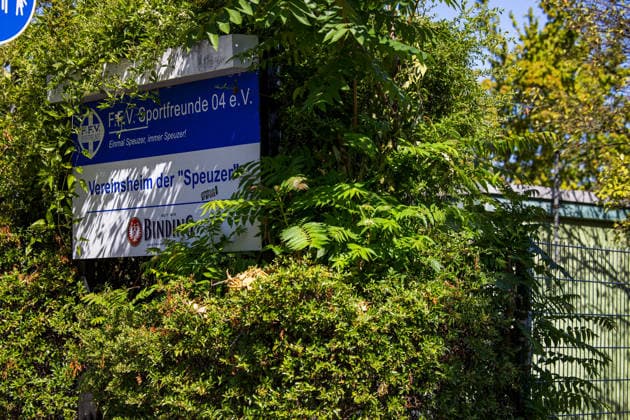 Ein Toter nach Gartenhüttenbrand Am 11.07.2026 geriet gegen 21:50 Uhr eine Gartenhütte eines Kleingartenvereins im Bereich der Mainzer Landstraße in Frankfurt am Main in Vollbrand. Die Feuerwehr löschte das Feuer und fand dabei eine leblose Person, für die jede Hilfe zu spät kam. Die Kriminalpolizei übernahm die Ermittlungen zur Identifizierung der Person sowie zur Brandursache. Frankfurt am Main Griesheim Hessen Deutschland *** One Dead After Garden Shed Fire On July 11, 2026, at approximately 9:50 p.m., a garden shed at an allotment garden association near Mainzer Landstraße in Frankfurt am Main caught fire. The fire department extinguished the blaze and found a lifeless person, for whom it was too late to save. The criminal invest