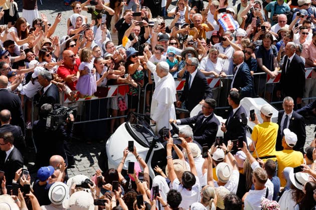 July 12, 2026, Castel Gandolfo, ITALIA: Pope Leo XIV greets the crowd after the Angelus prayer from the entrance of the Apostolic Palace in Piazza della Liberta (Liberty Square) at the summer papal residence in Castel Gandolfo near Rome, Italy 12 July 2026. ANSA FABIO FRUSTACI. Castel Gandolfo ITALIA  - ZUMAa110 20260712_zaf_a110_004 Copyright: xFabioxFrustacix