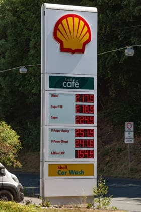 Die Strasse (Straße) von Hormus ist wieder geschlossen. Wie hoch gehen die Spritpreise wegen des Krieges im Iran. Deutlicher Preissprung nach oben. SHELL Tankstelle in Siegen am Mittag um kurz nach 12:00 Uhr. Der aktuelle Preis fuer (für) Diesel, Super E10 und Super liegt deutlich ueber (über) 2 Euro. Tankstelle, Spritpreise am 12.07.2026 in Siegen Deutschland. *** The Strait of Hormuz is closed again. How high will gas prices rise because of the war in Iran? A significant price spike. SHELL gas station in Siegen at noon, shortly after 12:00 p.m. The current price for diesel, Super E10, and Super is well over 2 euros. Gas station, gas prices on July 12, 2026, in Siegen, Germany