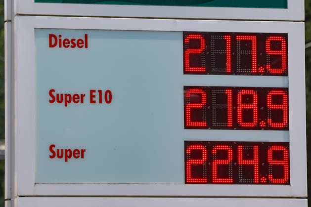 Die Strasse (Straße) von Hormus ist wieder geschlossen. Wie hoch gehen die Spritpreise wegen des Krieges im Iran. Deutlicher Preissprung nach oben. SHELL Tankstelle in Siegen am Mittag um kurz nach 12:00 Uhr. Der aktuelle Preis fuer (für) Diesel, Super E10 und Super liegt deutlich ueber (über) 2 Euro. Tankstelle, Spritpreise am 12.07.2026 in Siegen Deutschland. *** The Strait of Hormuz is closed again. How high will gas prices rise because of the war in Iran? A significant price spike. SHELL gas station in Siegen at noon, shortly after 12:00 p.m. The current price for diesel, Super E10, and Super is well over 2 euros. Gas station, gas prices on July 12, 2026, in Siegen, Germany