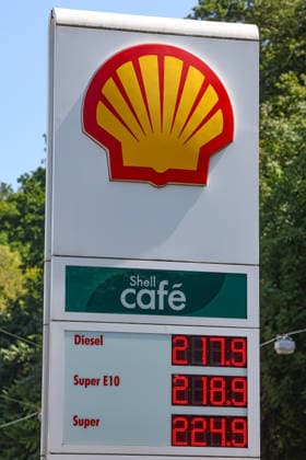 Die Strasse (Straße) von Hormus ist wieder geschlossen. Wie hoch gehen die Spritpreise wegen des Krieges im Iran. Deutlicher Preissprung nach oben. SHELL Tankstelle in Siegen am Mittag um kurz nach 12:00 Uhr. Der aktuelle Preis fuer (für) Diesel, Super E10 und Super liegt deutlich ueber (über) 2 Euro. Tankstelle, Spritpreise am 12.07.2026 in Siegen Deutschland. *** The Strait of Hormuz is closed again. How high will gas prices rise because of the war in Iran? A significant price spike. SHELL gas station in Siegen at noon, shortly after 12:00 p.m. The current price for diesel, Super E10, and Super is well over 2 euros. Gas station, gas prices on July 12, 2026, in Siegen, Germany