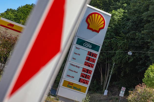 Die Strasse (Straße) von Hormus ist wieder geschlossen. Wie hoch gehen die Spritpreise wegen des Krieges im Iran. Deutlicher Preissprung nach oben. SHELL Tankstelle in Siegen am Mittag um kurz nach 12:00 Uhr. Der aktuelle Preis fuer (für) Diesel, Super E10 und Super liegt deutlich ueber (über) 2 Euro. Tankstelle, Spritpreise am 12.07.2026 in Siegen Deutschland. *** The Strait of Hormuz is closed again. How high will gas prices rise because of the war in Iran? A significant price spike. SHELL gas station in Siegen at noon, shortly after 12:00 p.m. The current price for diesel, Super E10, and Super is well over 2 euros. Gas station, gas prices on July 12, 2026, in Siegen, Germany