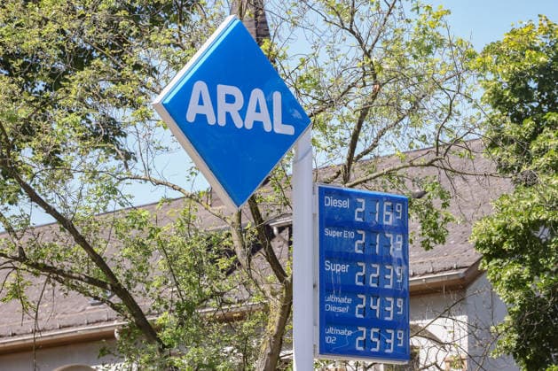 Die Strasse (Straße) von Hormus ist wieder geschlossen. Wie hoch gehen die Spritpreise wegen des Krieges im Iran. Deutlicher Preissprung nach oben. ARAL Tankstelle in Siegen am Mittag um kurz nach 12:00 Uhr. Der aktuelle Preis fuer (für) Diesel, Super E10 und Super liegt deutlich ueber (über) 2 Euro. Tankstelle, Spritpreise am 12.07.2026 in Siegen Deutschland. *** The Strait of Hormuz is closed again. How high will gas prices rise because of the war in Iran? A significant price spike. ARAL gas station in Siegen at noon, shortly after 12:00 p.m. The current price for diesel, Super E10, and Super is well over 2 euros. Gas station, gas prices on July 12, 2026, in Siegen, Germany