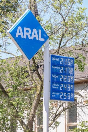 Die Strasse (Straße) von Hormus ist wieder geschlossen. Wie hoch gehen die Spritpreise wegen des Krieges im Iran. Deutlicher Preissprung nach oben. ARAL Tankstelle in Siegen am Mittag um kurz nach 12:00 Uhr. Der aktuelle Preis fuer (für) Diesel, Super E10 und Super liegt deutlich ueber (über) 2 Euro. Tankstelle, Spritpreise am 12.07.2026 in Siegen Deutschland. *** The Strait of Hormuz is closed again. How high will gas prices rise because of the war in Iran? A significant price spike. ARAL gas station in Siegen at noon, shortly after 12:00 p.m. The current price for diesel, Super E10, and Super is well over 2 euros. Gas station, gas prices on July 12, 2026, in Siegen, Germany