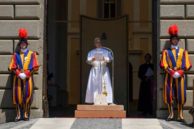 ITALY - POPE LEO XIV LEADS THE ANGELUS PRAYERS FROM THE ENTRANCE OF THE APOSTOLIC PALACE IN PIAZZA DELLA LIBERTA AT THE SUNNER PAPAL RESIDENCE IN CASTEL GANDOLFO - 2026 7 12 Italy, Castel Gandolfo , Vatican, 2026 7 12 Pope Leo XIV leads the Angelus prayer from the entrance of the Apostolic Palace in Piazza della Liberta (Liberty Square) at the summer papal residence in Castel Gandolfo EDITORIAL USE ONLY - NO BOOKS Copyright: xVATICANxMEDIAx